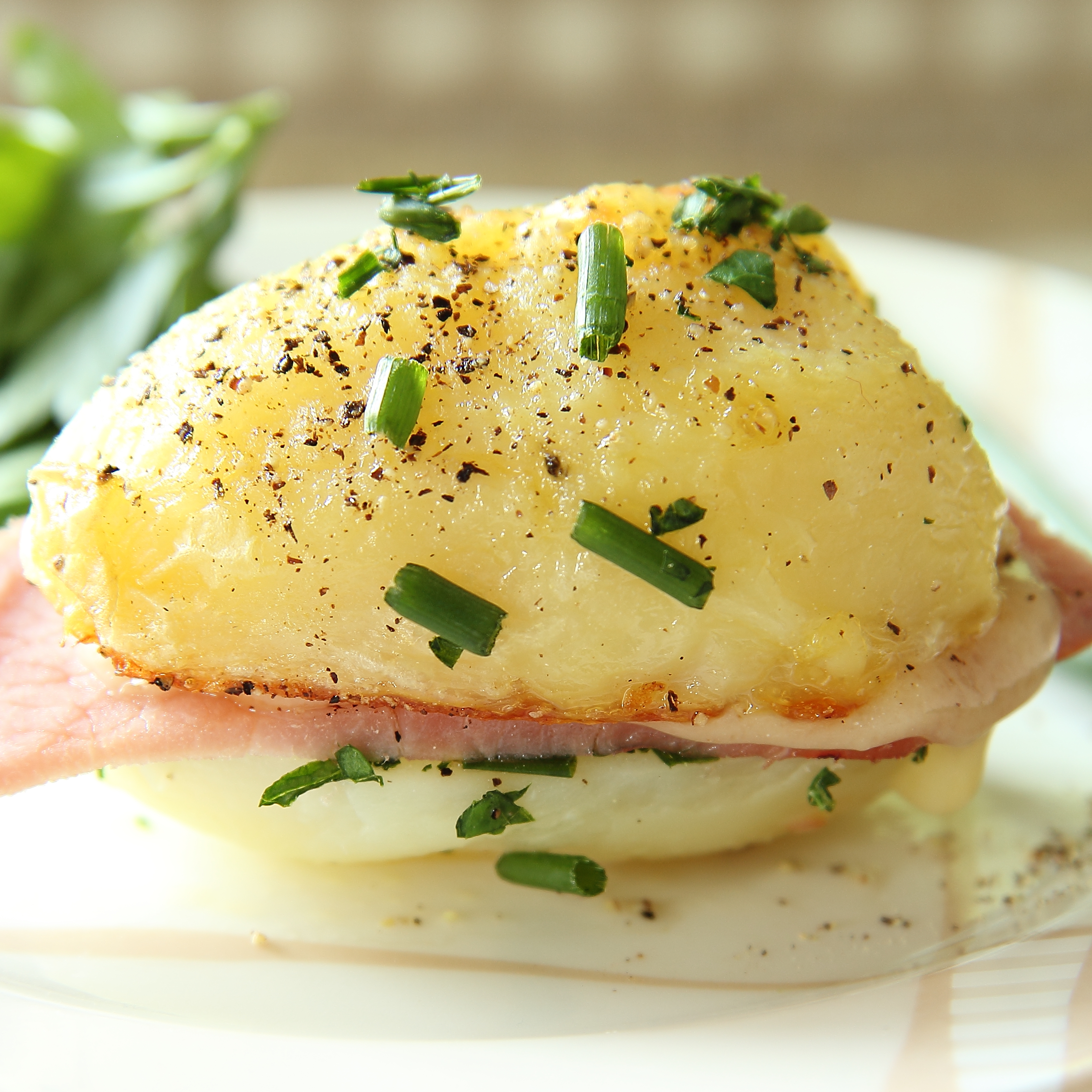 Patate imbottite con formaggio gruviera e prosciutto cotto