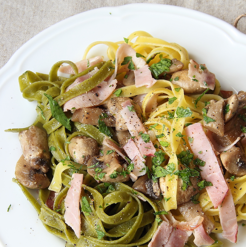 pasta colorata con prosciutto cotto