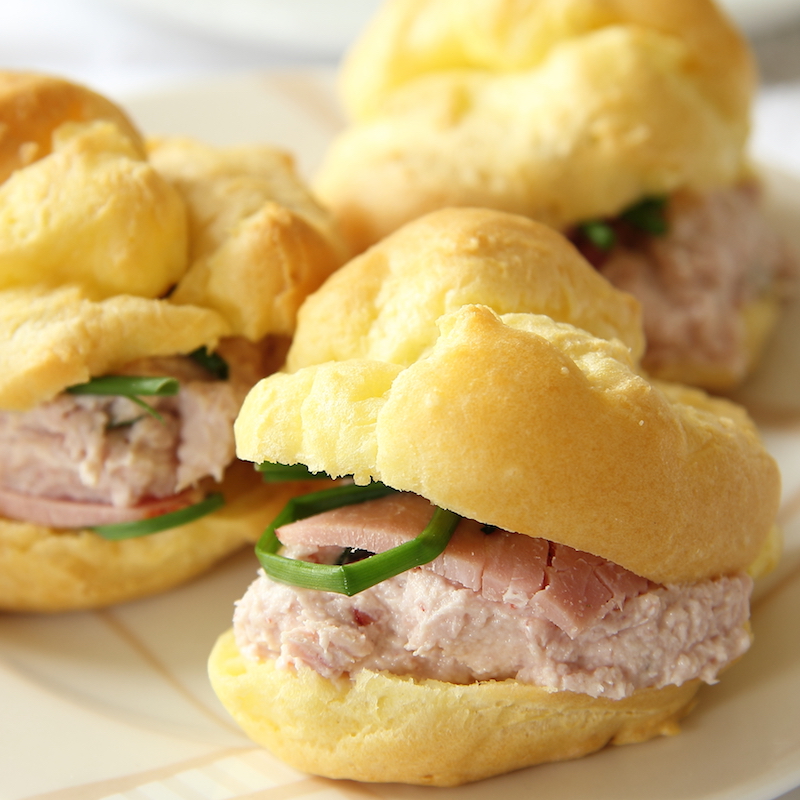 Bigné salati con mousse di prosciutto cotto