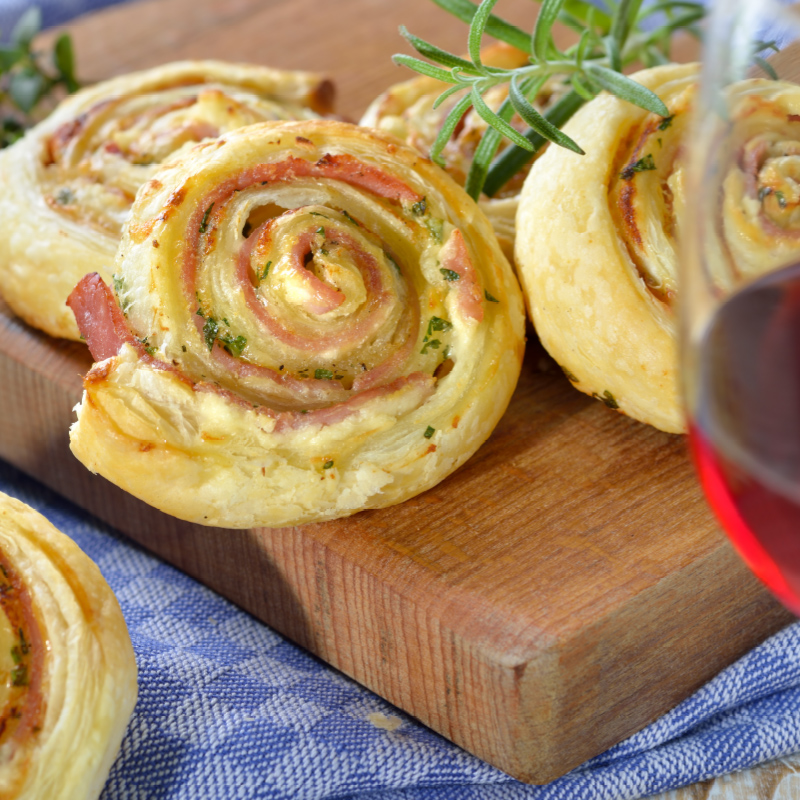 Girelle di pasta sfoglia prosciutto cotto e formaggio
